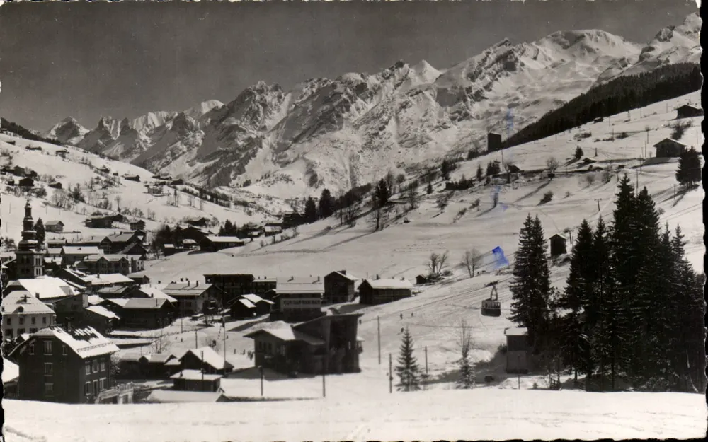 La Clusaz (Haute-Savoie) — Vista geral, cadeia dos Aravis e saída do Teleférico de Beauregard — Edição GIL, Annecy - Frente