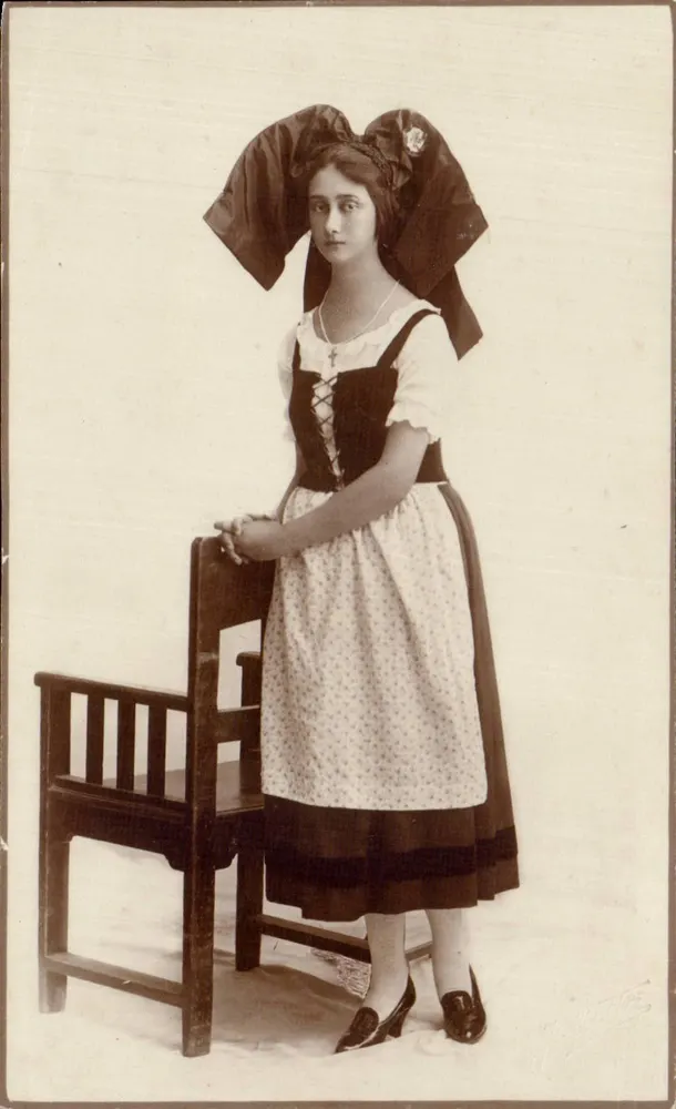 Joven mujer en traje de campesina — editor desconocido, n.º de serie 22555 - Anverso