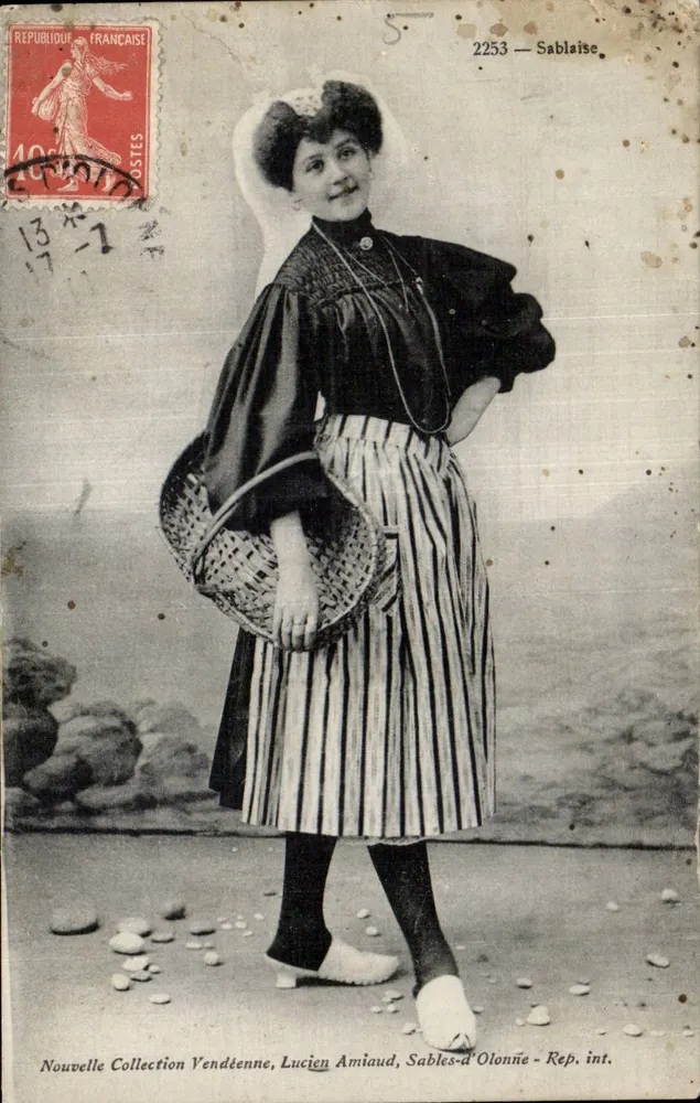 Femme en costume traditionnel — Sables-d'Olonne — Lucien Amiaud, Sables-d'Olonne - Rep. int. - Frente