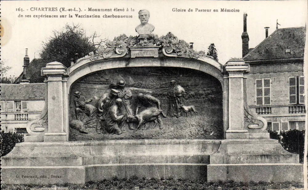 Chartres (E.-et-L.) - Monumento erguido em homenagem a Pasteur em memória de suas experiências sobre a vacinação contra a carbúncula — G. Koernti, editor, Dreux - Frente
