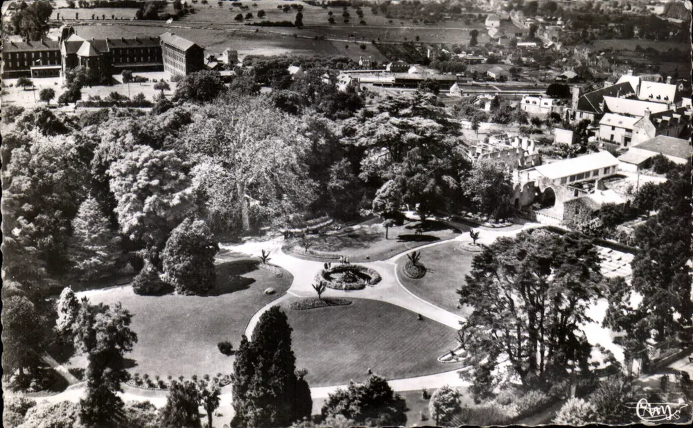 Avranches (Manche) — El Jardín público — Vista aérea — Éditions Combier - Anverso