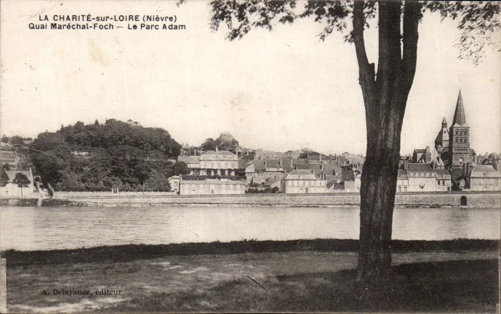 LA CHARITÉ-sur-LOIRE (Nièvre) — Quai Maréchal-Foch — Le Parc Adam — A. Delayance, Verleger - Vorderseite