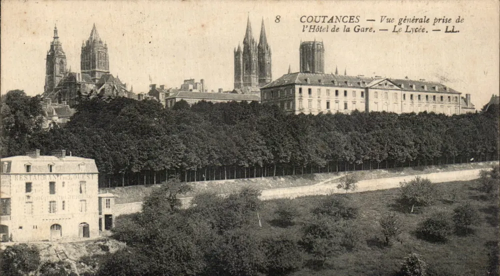 Coutances — Allgemeiner Blick vom Hotel de la Gare — Das Lycée — LL. - Vorderseite