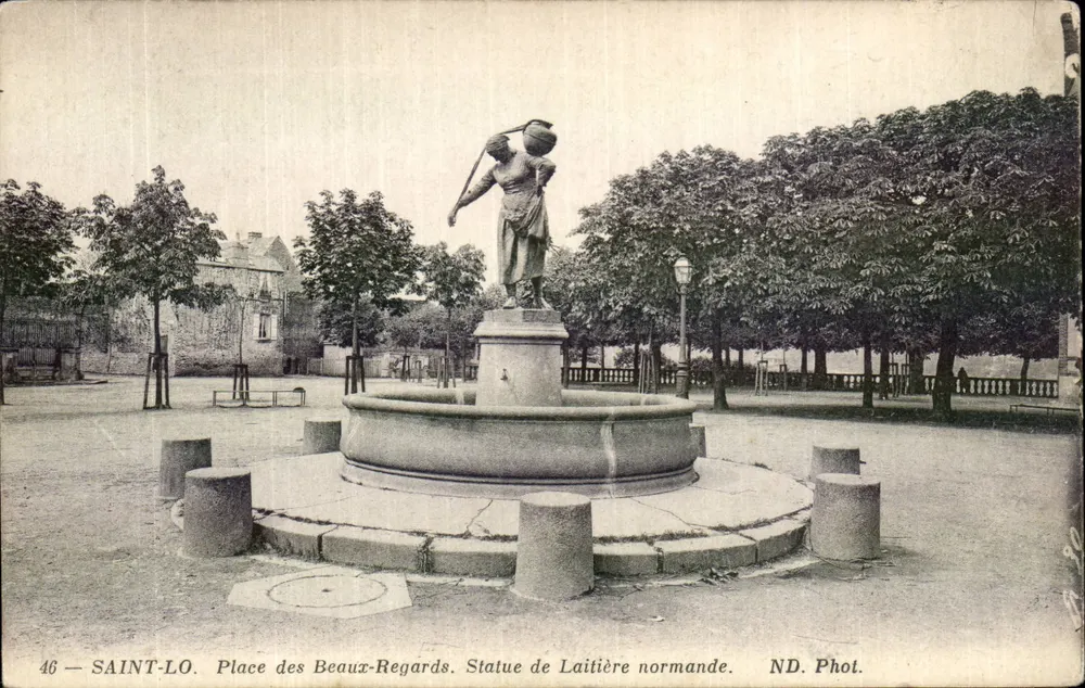 Saint-Lô — Place des Beau-Regards — Estátua da Leiteira Normanda — ND. Fot. - Frente