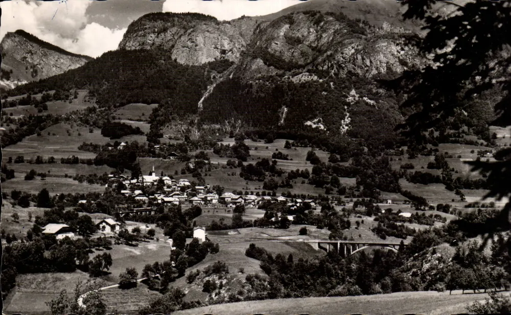 Allgemeiner Blick und die Teufelsbrücke über den Giffre — Meussy (Haute-Savoie) - Vorderseite