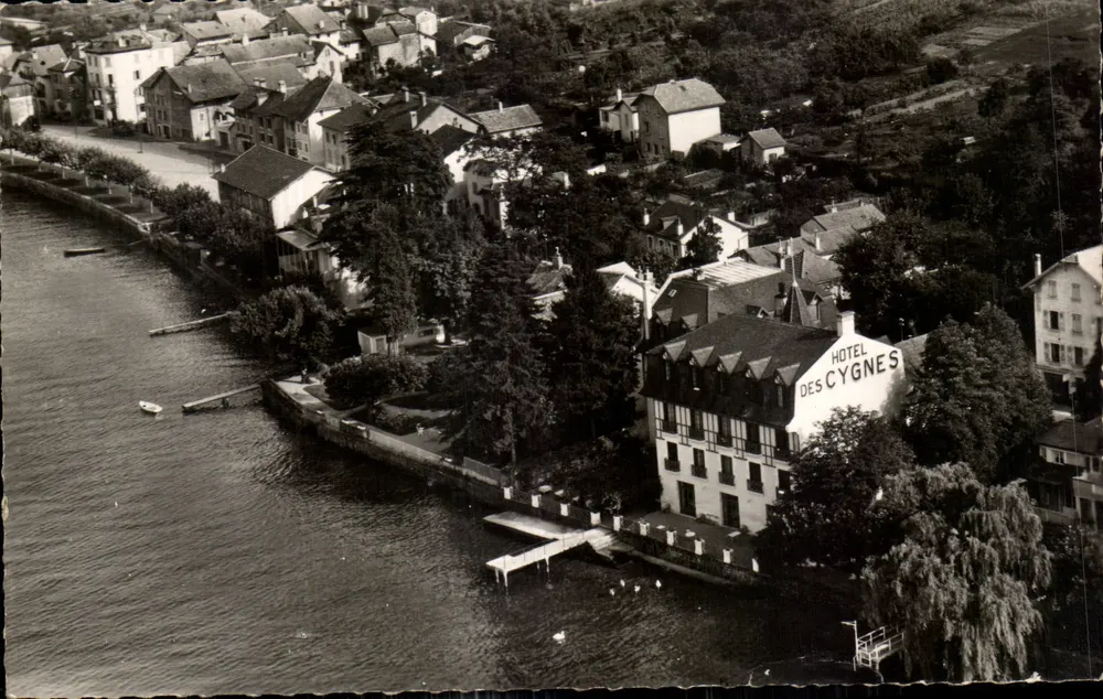 Évian-Grande-Rivière — Hotel dos Cisnes — Edições do Chemin-Neuf - Frente
