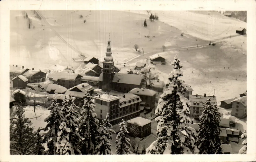 La Clusaz (Alta Saboya) — vista invernal con iglesia y hotel — Edición G.T.L. - Anverso