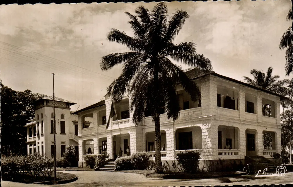 Edifício do Governo — Douala — Foto G. Prunet, n° 469 - Frente