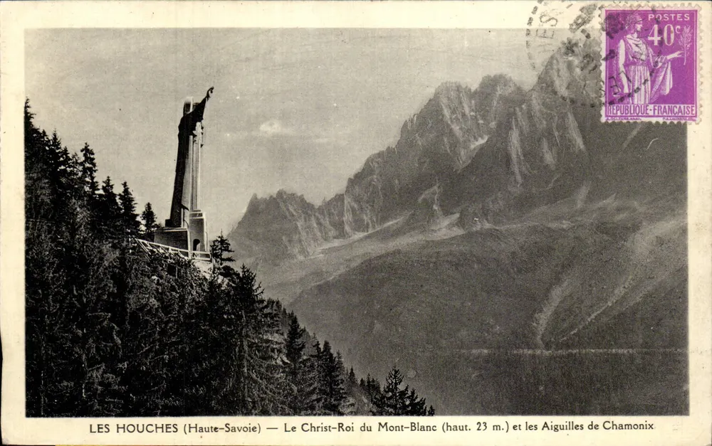 Les Houches (Haute-Savoie) — Der Christ-König des Mont-Blanc (Höhe 23 m.) und die Aiguilles de Chamonix - Vorderseite
