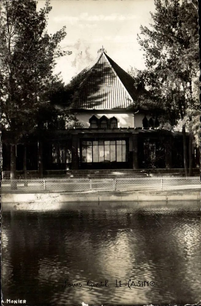 Le Casino — bâtiment au bord d'un étang — A. Monier - Frente