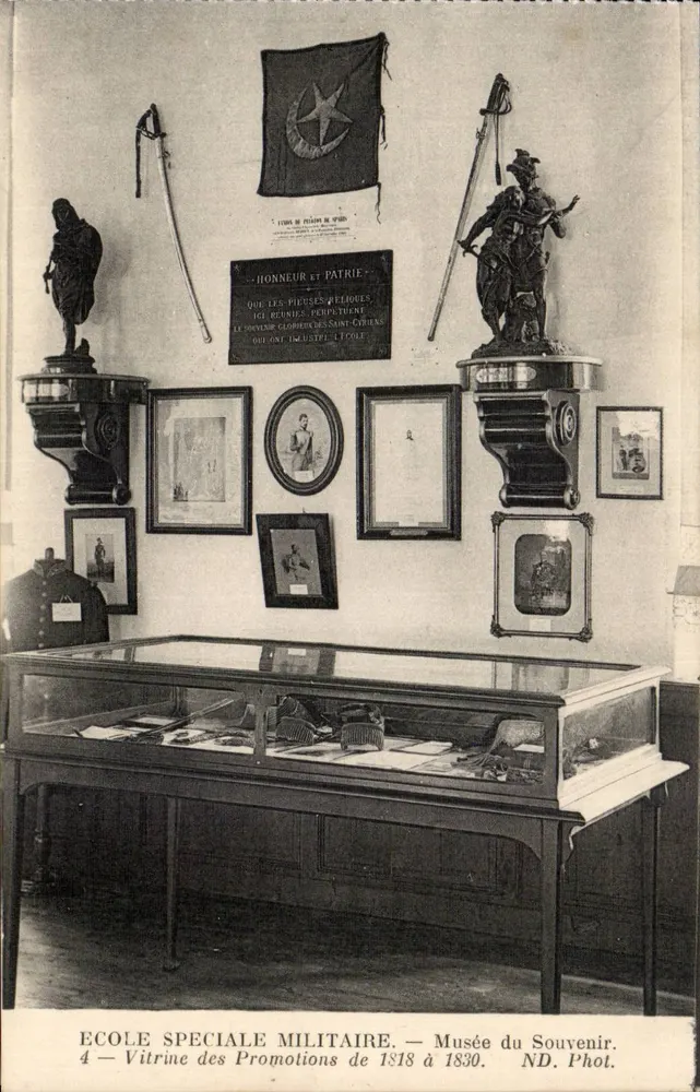 Escola Militar Especial — Museu do Recordo — Vitrine das Promoções de 1818 a 1830 — ND. Fot. - Frente