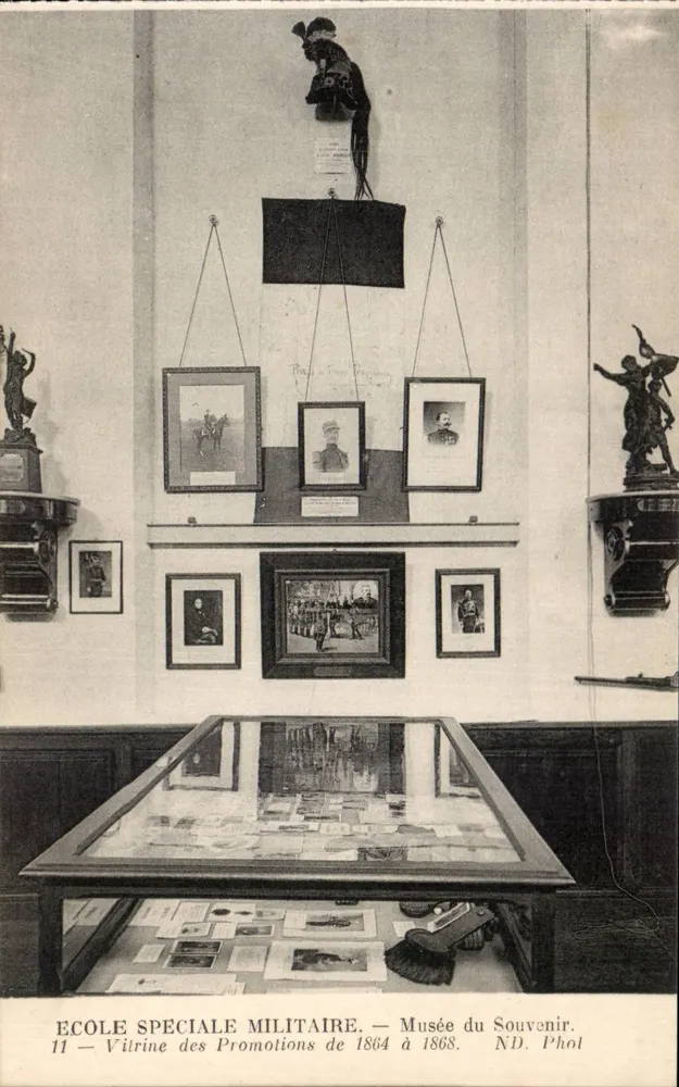 Spezielle Militärschule — Vitrine der Promotions von 1864 bis 1868 — Museum des Erinnerns, N.D. Phol - Vorderseite