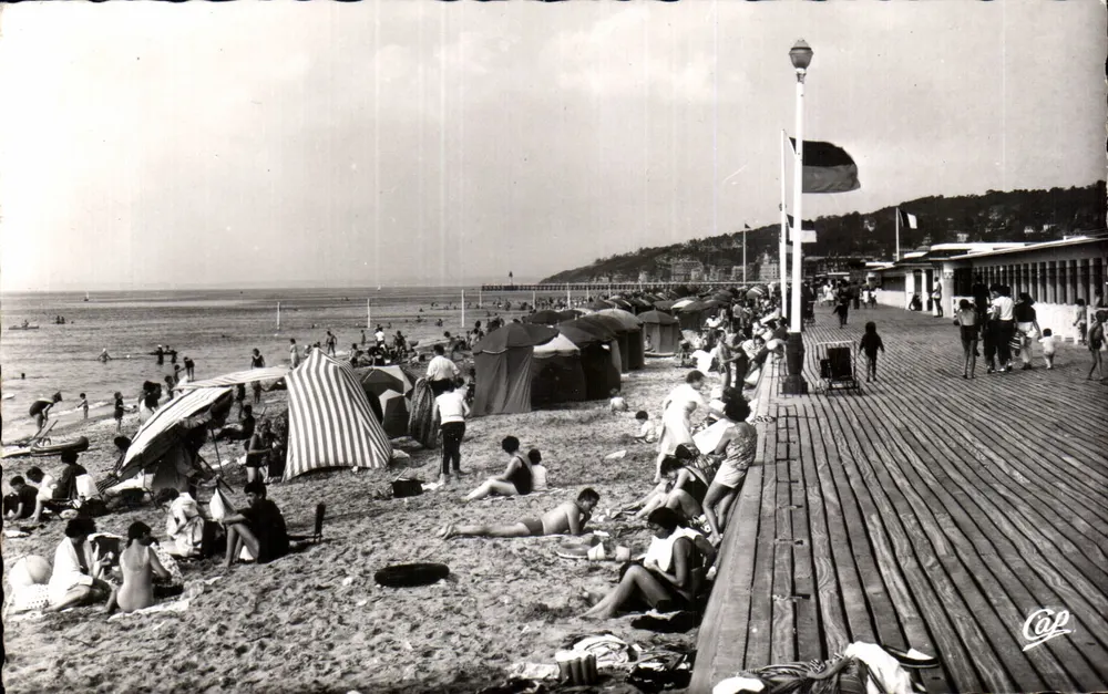 Deauville — A Promenade e a Praia na Hora do Banho — Cap - Frente