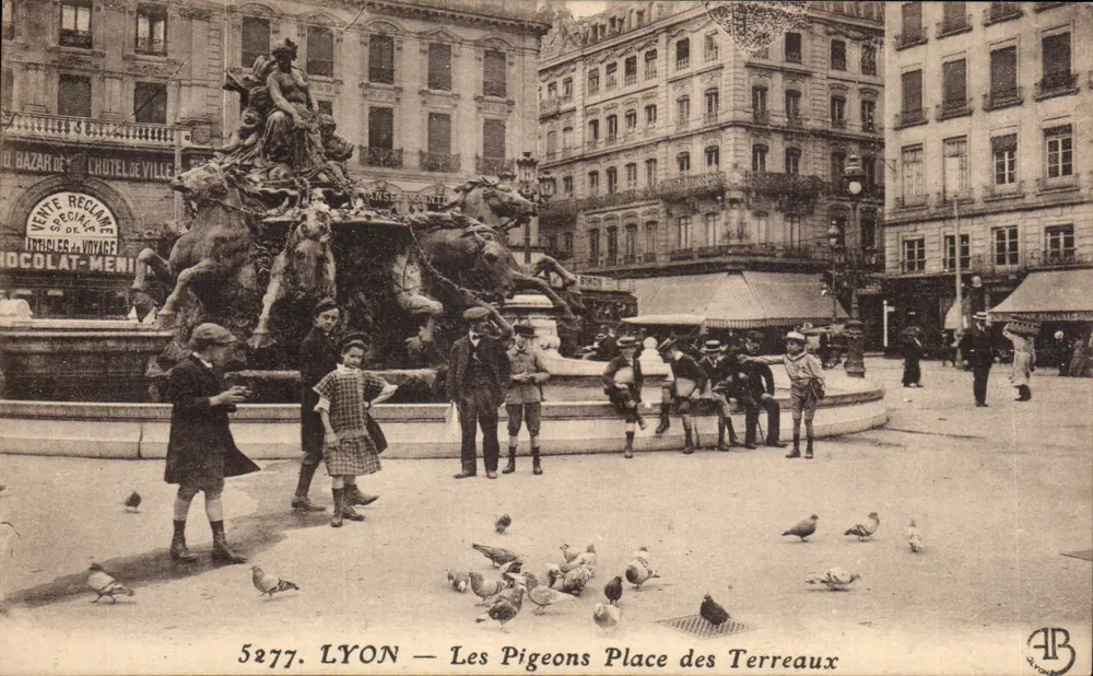 LYON — Die Tauben Place des Terreaux — AB Lyon - Vorderseite