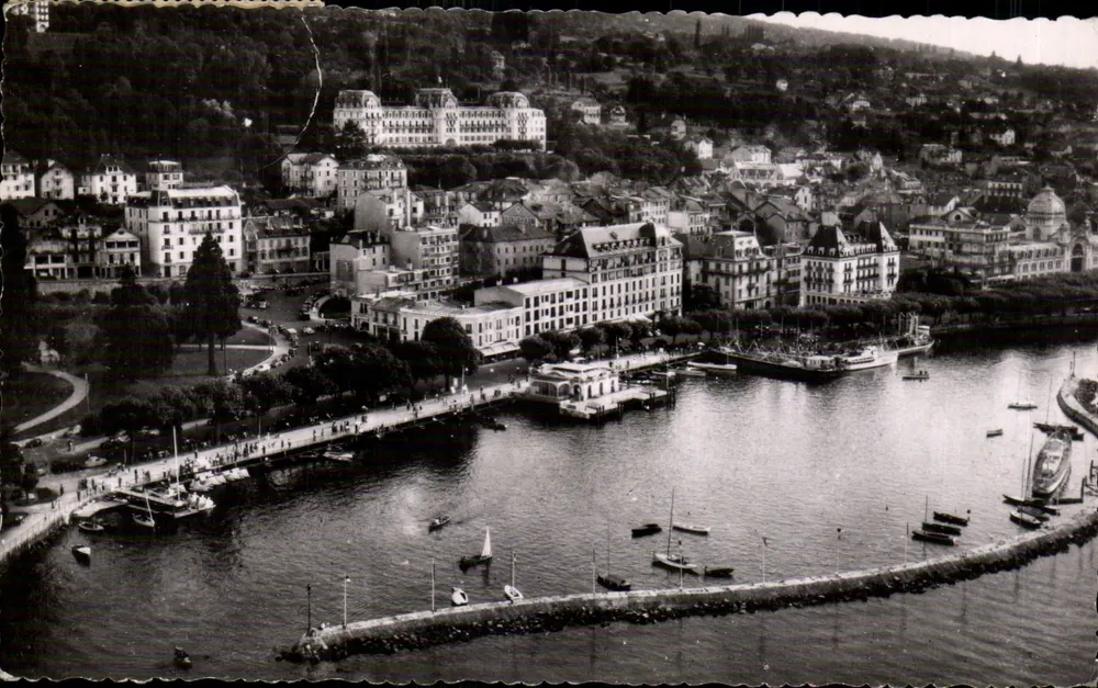 Évian-les-Bains (Haute-Savoie) — Luftbild des Hafens und Hotels — C. FILLARD - Vorderseite