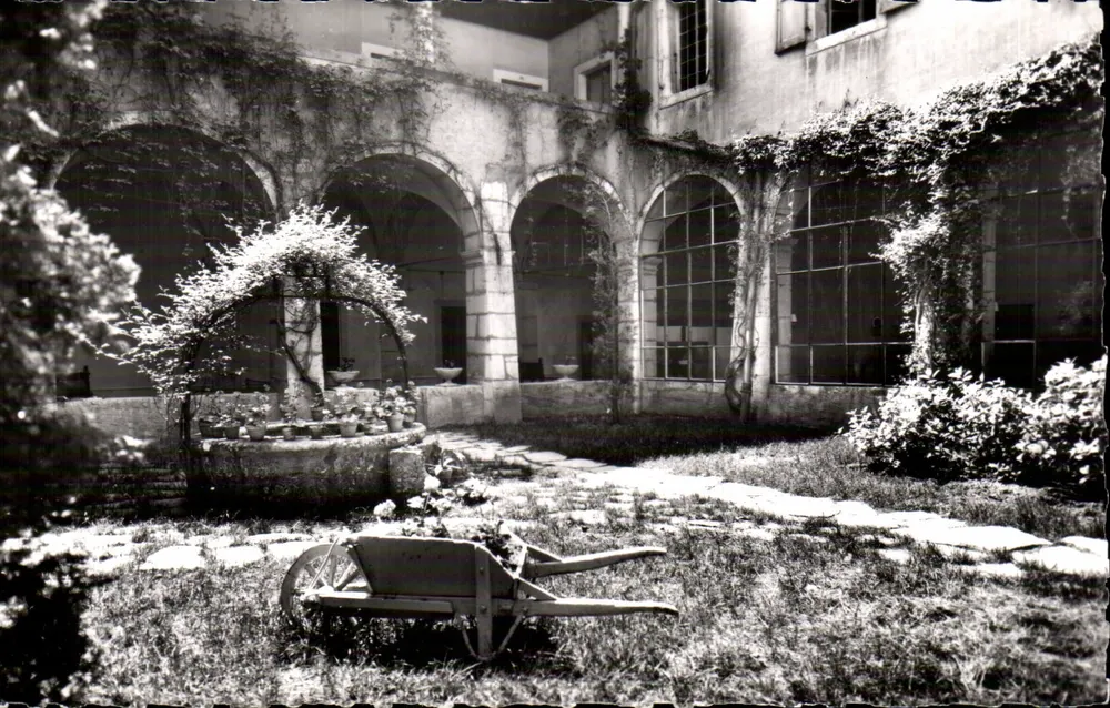 Talloires. Hotel der Abtei — Innenhof und alter Brunnen — Editions G. Rossat-Mignod - Vorderseite