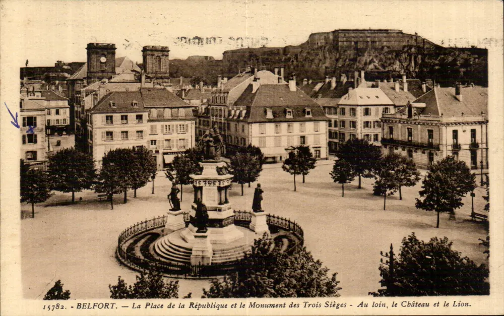 Belfort — A Praça da República e o Monumento dos Três Sítios — Ao longe, o Castelo e o Leão - Frente
