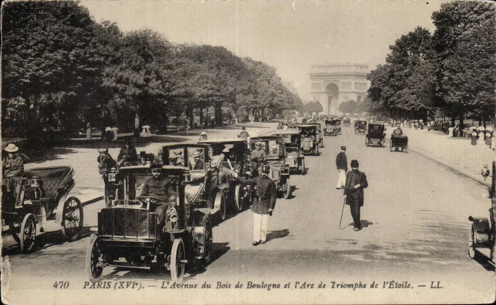 Paris (XVI) — L'Avenue du Bois de Boulogne et l'Arc de Triomphe de l'Étoile — LL - Vorderseite