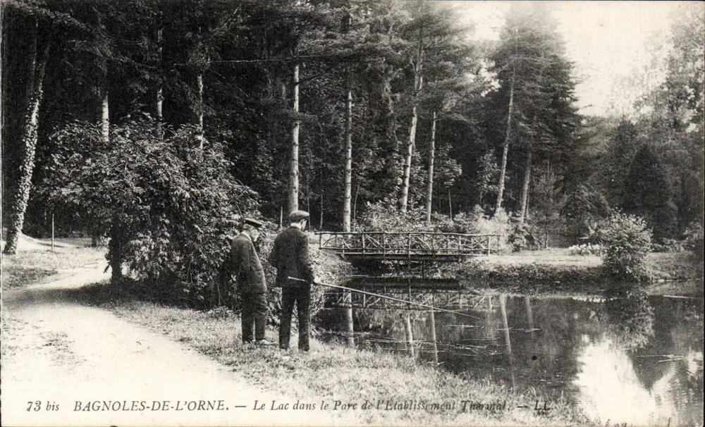 Bagnoles-de-l'Orne — Blick auf den See im Park des Tueranal-Establishments — LL, n° 73 bis - Vorderseite