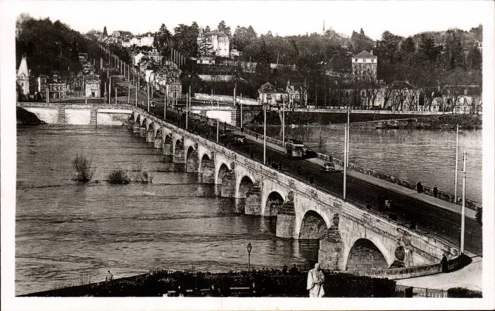 Tours - O Ponte Wilson — A trincheira — Edição Victor Hugo - Frente