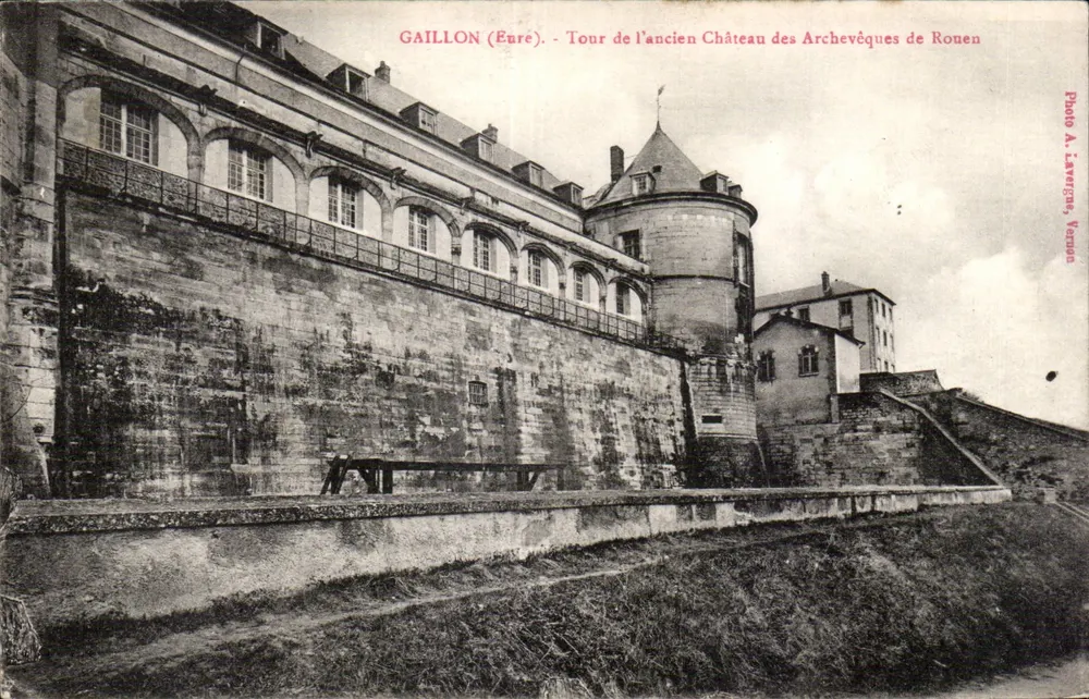 Gaillon (Eure) — Turm des ehemaligen Bischofschlosses von Rouen — Foto A. Lavergne, Vernon - Vorderseite