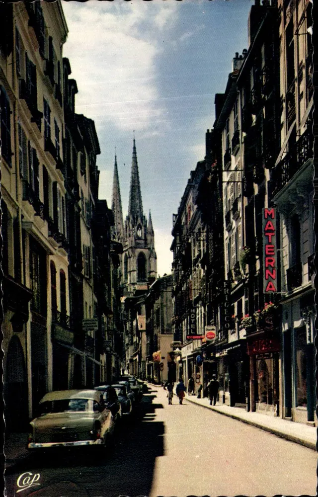 Bayonne — smalle straat met kathedraal in de verte — uitgever Cap - Voorkant