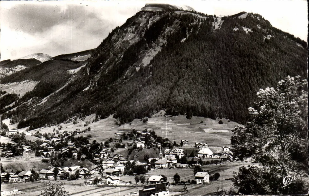 MORZINE (Haute-Savoie) — Vista geral e Ponta de Ressachaux (2074 m.) — Réal-Photo - Frente