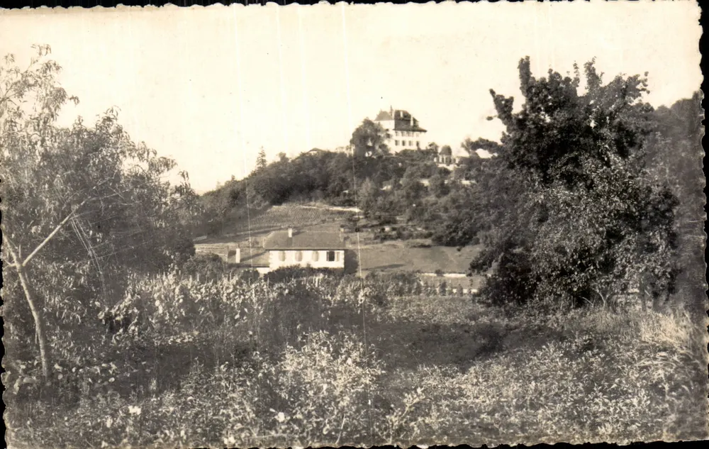 Menthon-Saint-Bernard — Die Freie Schule für Mädchen und das Schloss - Vorderseite