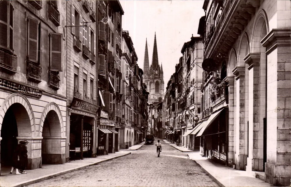 Visão da rue de la République em Bayonne — editor 'Real-Photo C. A. P. Strasbourg' — número de série 641 - Frente