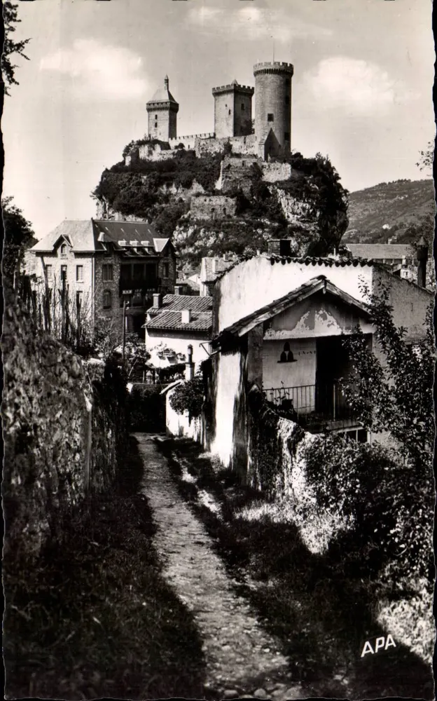 O Castelo (M. H.) visto da Rua Notre-Dame — Foix (Ariège) — editor ARA - Frente