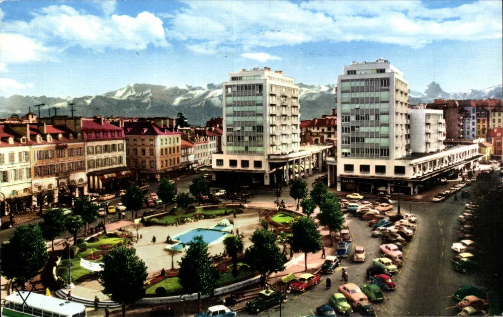 A Praça Clemenceau e as Pirineus — Pau — Edições REX - Frente