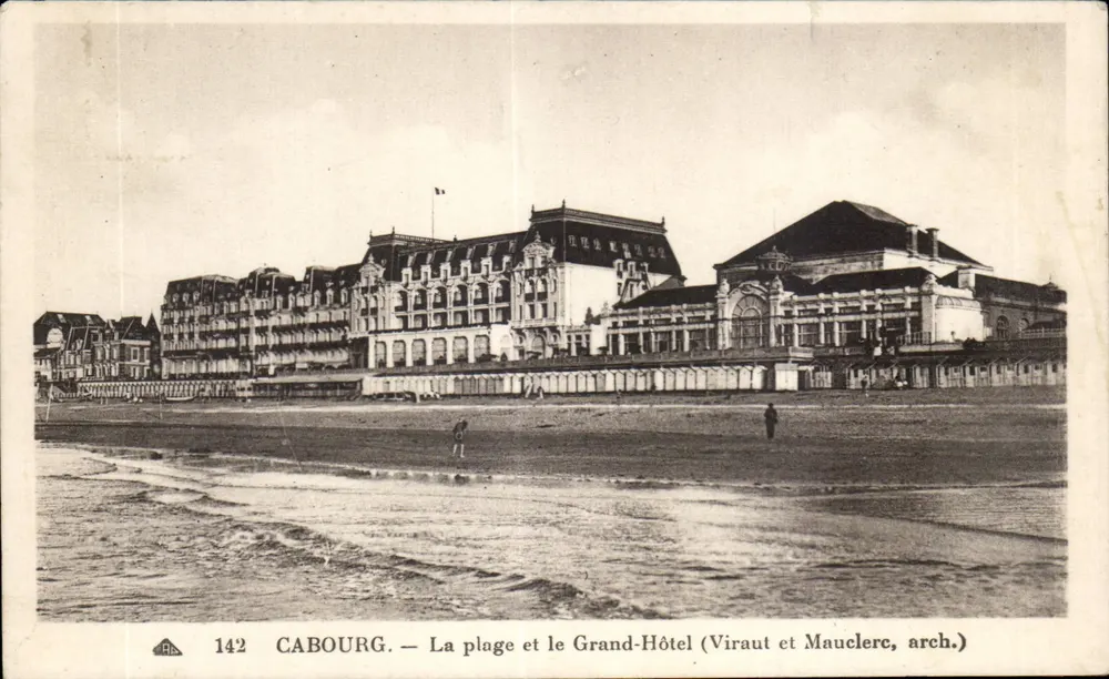 Cabourg — Die Strandpromenade und das Grand-Hôtel (Viraut et Mauclerc, arch.) - Vorderseite