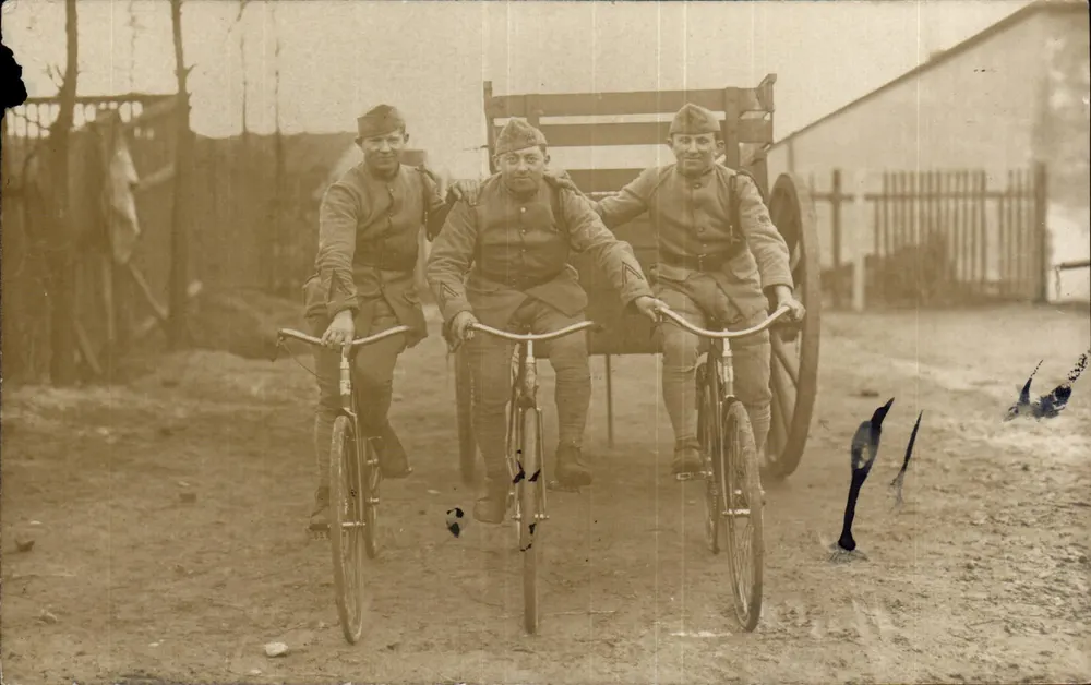 Drei Soldaten im Uniform — Pose mit Fahrrädern und Wagen — Brié-d'Angle (Frankreich) — datiert 9-1-23 - Vorderseite