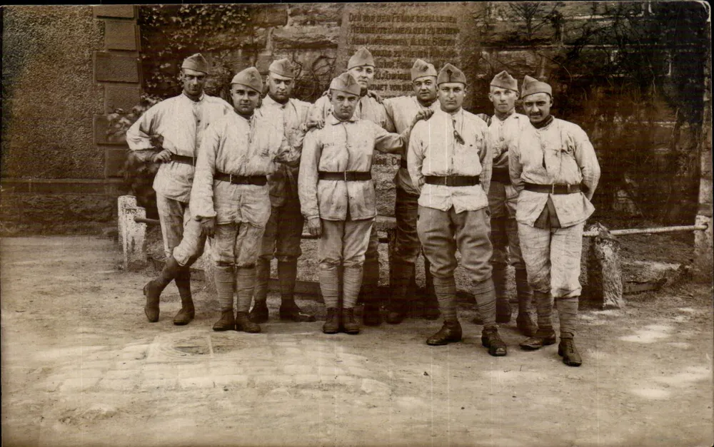 Gruppe italienischer Soldaten — vor einem Gedenkmonument — unbekannter Verleger - Vorderseite