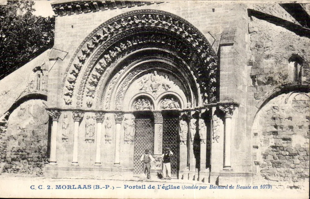 Morlaàs (B.-P.) — Portale della chiesa (fondato da Berthard de Beuste nel 1079) - Recto
