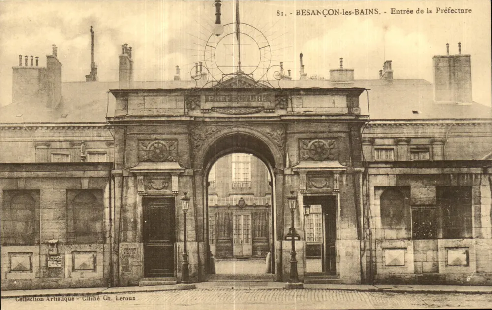 Besançon-les-Bains — Entrada da Prefeitura — Cliché Ch. Leroux, n°81 - Frente