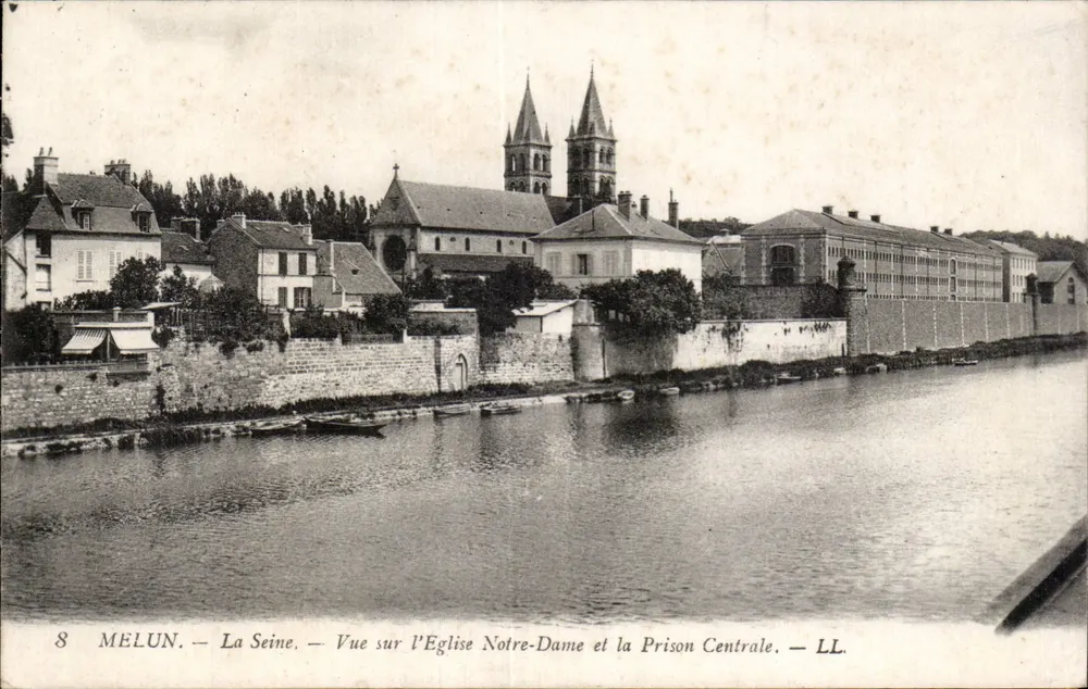 Melun — Die Seine — Ansicht der Kirche Notre-Dame und der Zentralgefängnis — LL. - Vorderseite