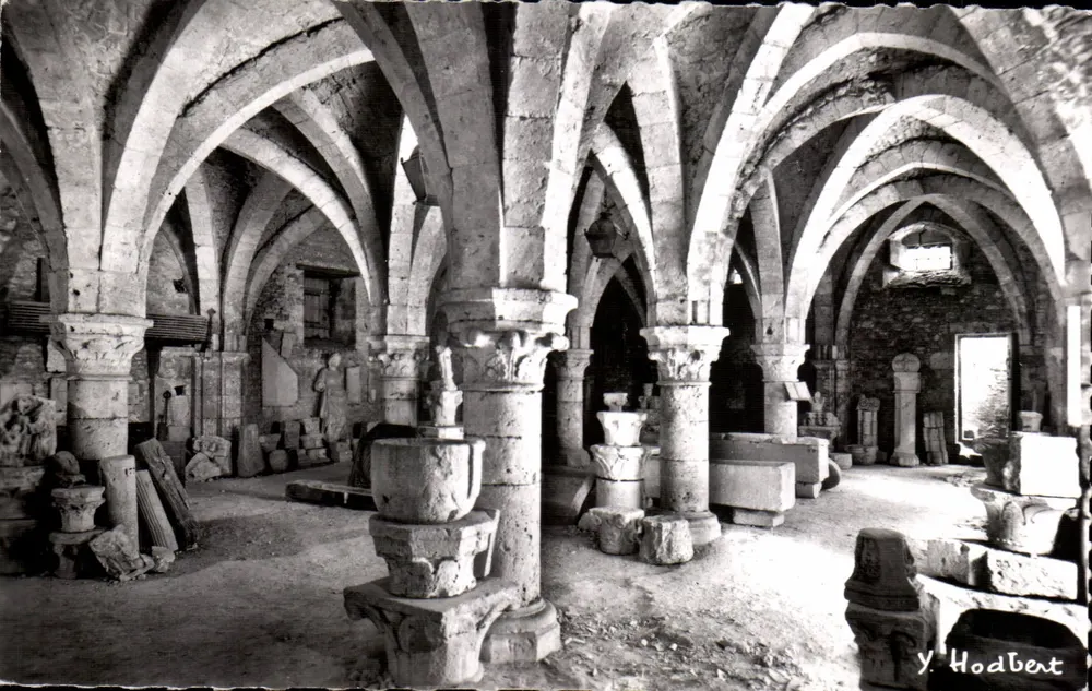 Provins — Sala do rés-do-chão e museu lapidário — Yves Hodbert - Frente
