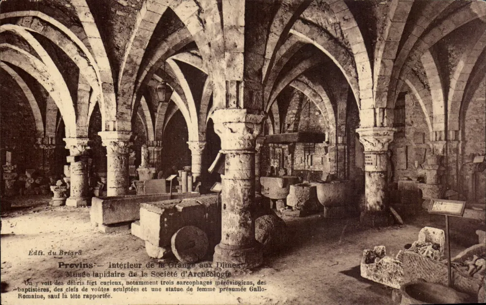 Provinç - Interior da Grange aux Dîmes - Museu lapidário da Sociedade de Arqueologia - Frente