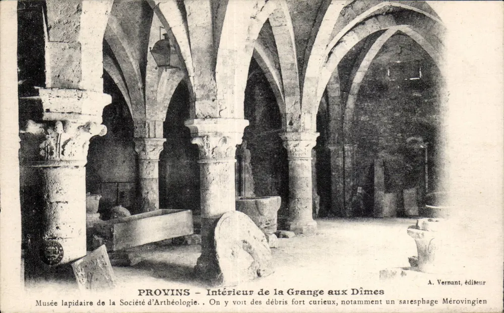 Provins — Interior da Grange aux Dîmes — Museu Lapidário da Sociedade de Arqueologia - Frente