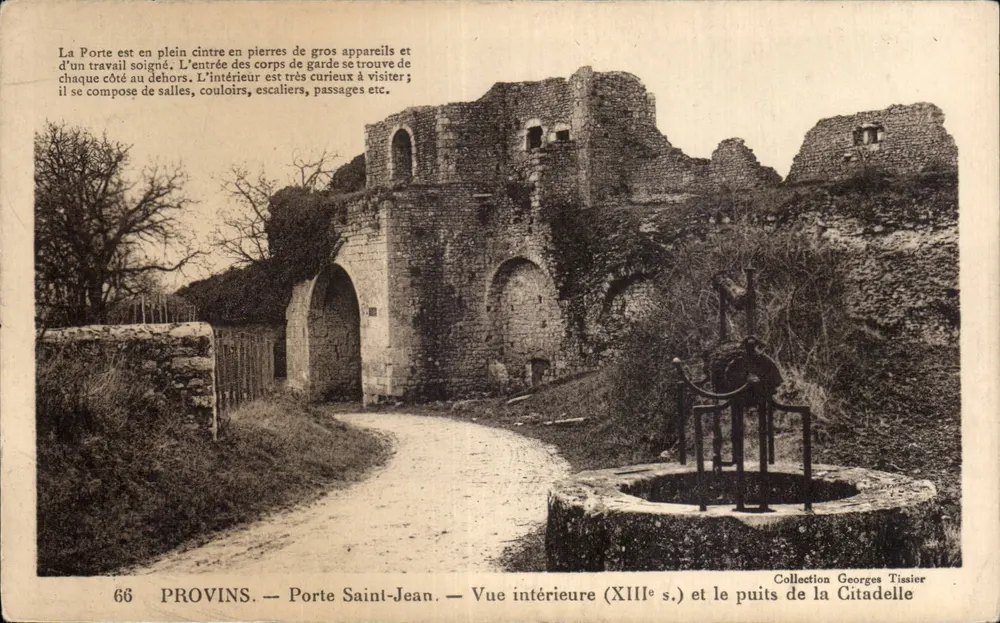 Provins — Porta São João — Vista interna (século XIII) e o poço da Cidadela - Frente