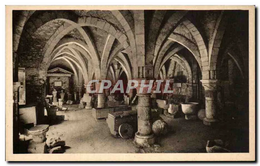 Provins (S.-et-M.) — Interior da Grange aux Dîmes — Museu lapidário da Sociedade de Arqueologia - Frente