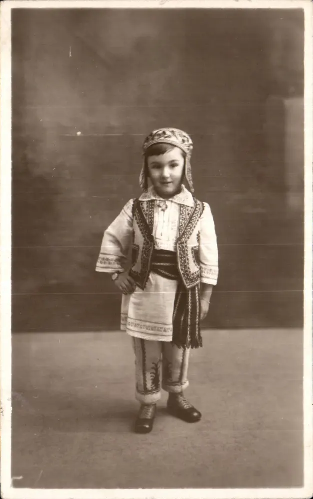 Criança em traje tradicional — fotografia de estúdio — Carta postal Bilhete postal antigo - Frente