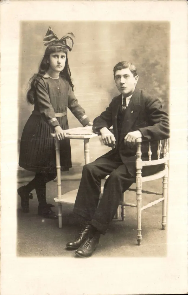 Junge Frau und junger Mann — fotografischer Studio — kein Verlag oder Nummer sichtbar - Vorderseite