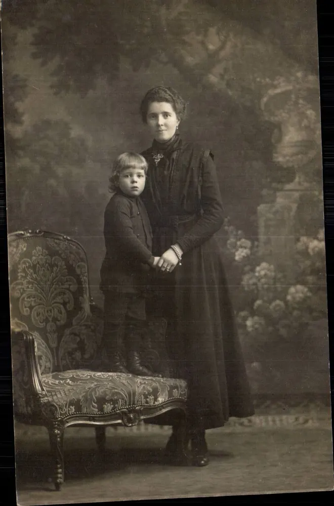 Frau und Kind — Fotostudio — tunesische Ansichtskarte - Vorderseite