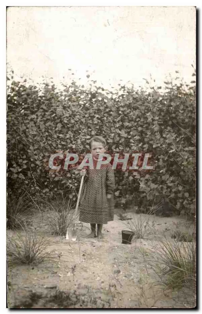 Menina pequena em um jardim — editor não identificado, número de série não visível - Frente