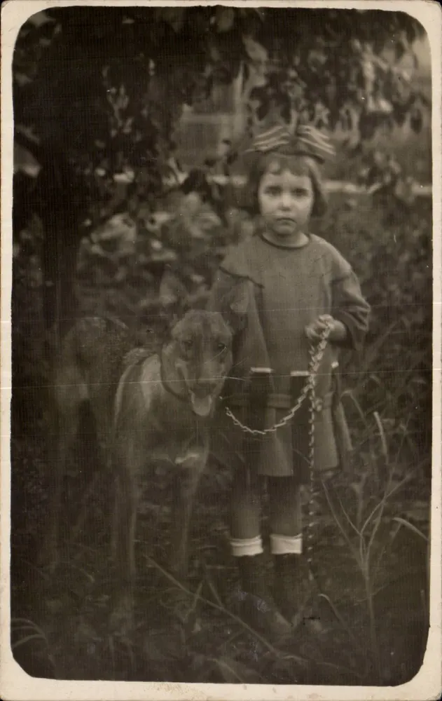 Menina e cachorro — jardim — Carta postal anônima - Frente