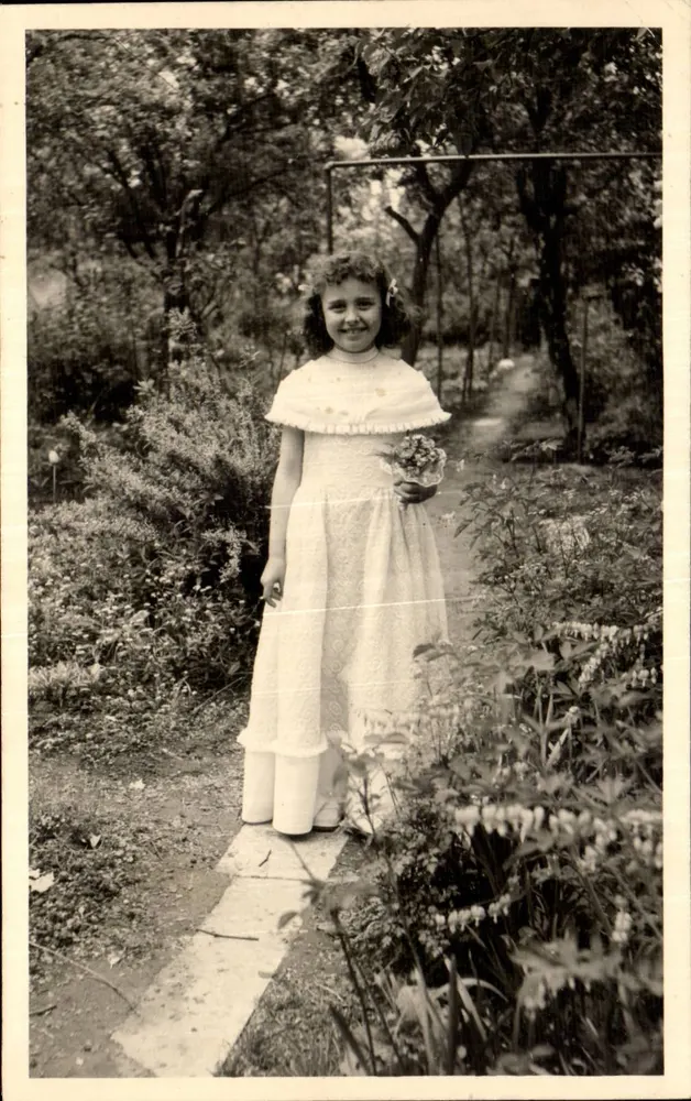Menina em vestido branco em um jardim — E749 - Frente