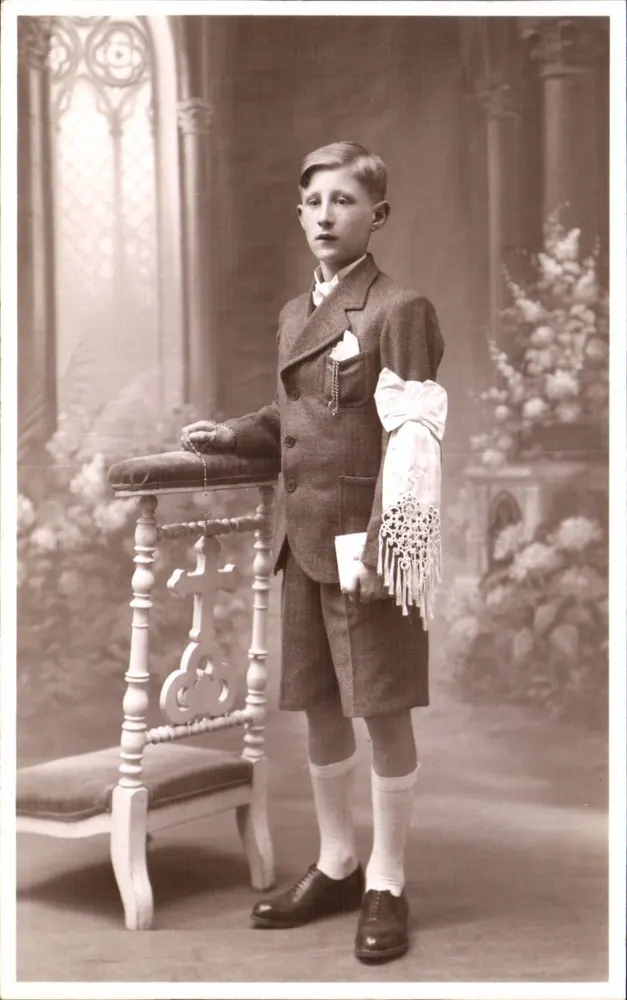 Junges Mädchen in Kommunionkleidung — Studio — Verlag KOKAK - Vorderseite