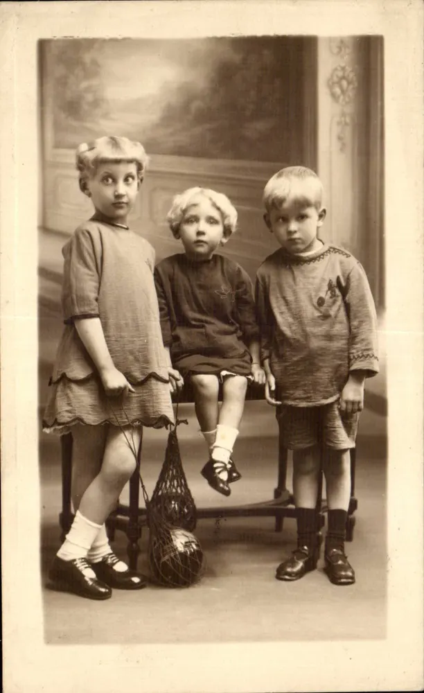 Drei Kinder — fotografischer Studio — Ansichtskarte - Vorderseite